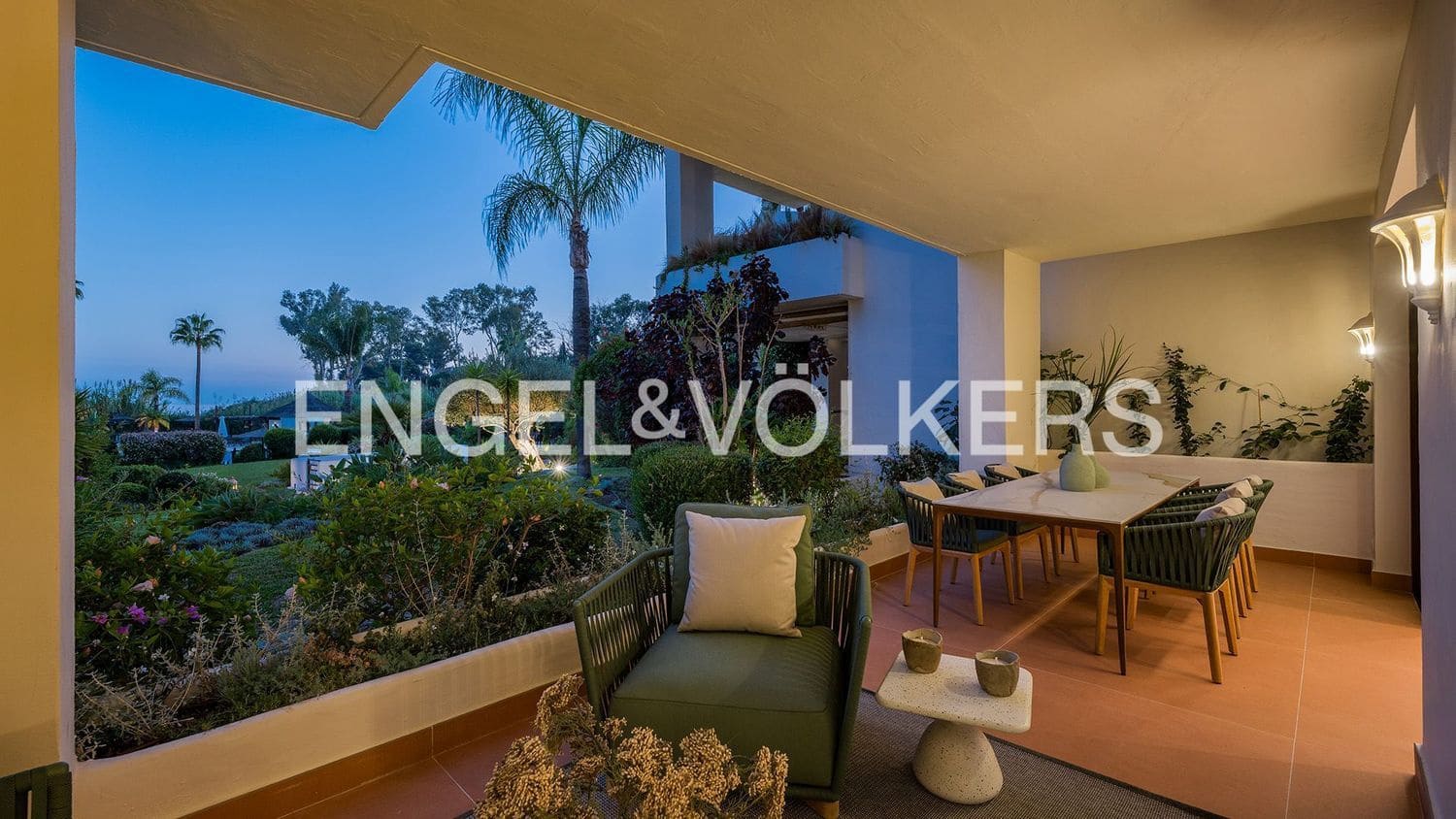 Apartamento de 3 habitaciones en Estepona en venta con piscina garaje - 1.995.000 € (Ref: 9733519)