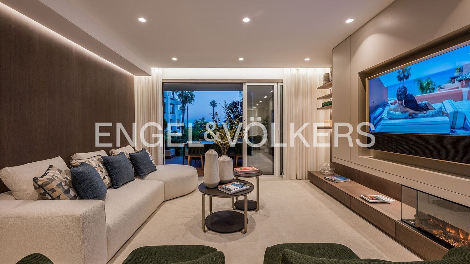 Apartamento de 3 habitaciones en Estepona en venta con piscina garaje - 1.995.000 € (Ref: 9733519)