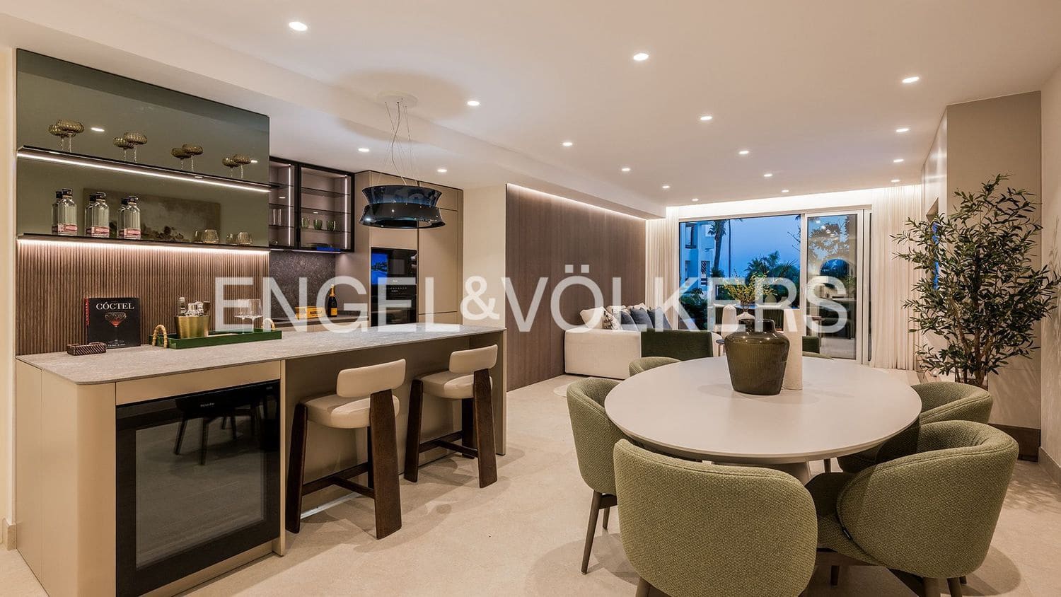 Apartamento de 3 habitaciones en Estepona en venta con piscina garaje - 1.995.000 € (Ref: 9733519)