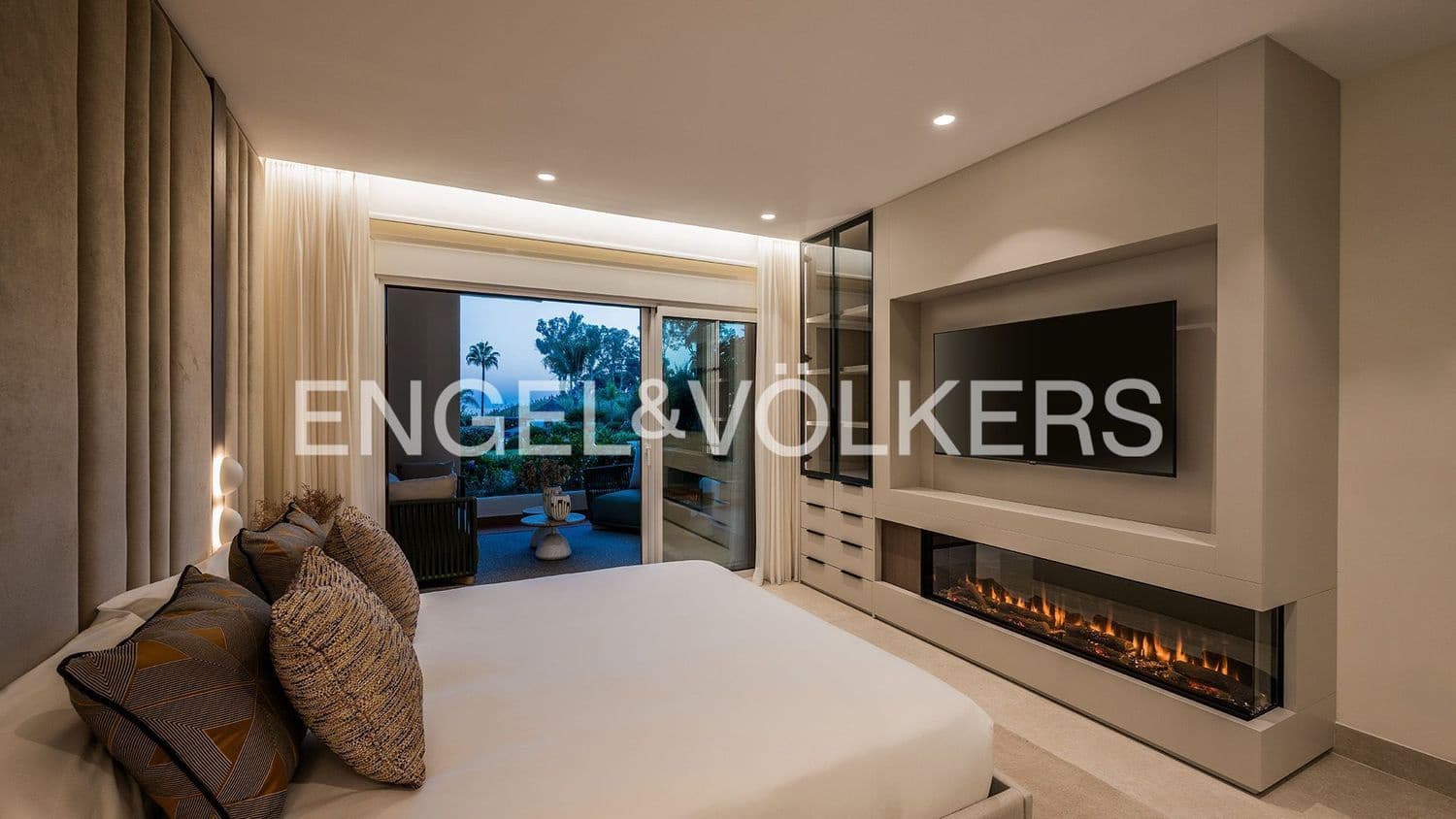 Apartamento de 3 habitaciones en Estepona en venta con piscina garaje - 1.995.000 € (Ref: 9733519)