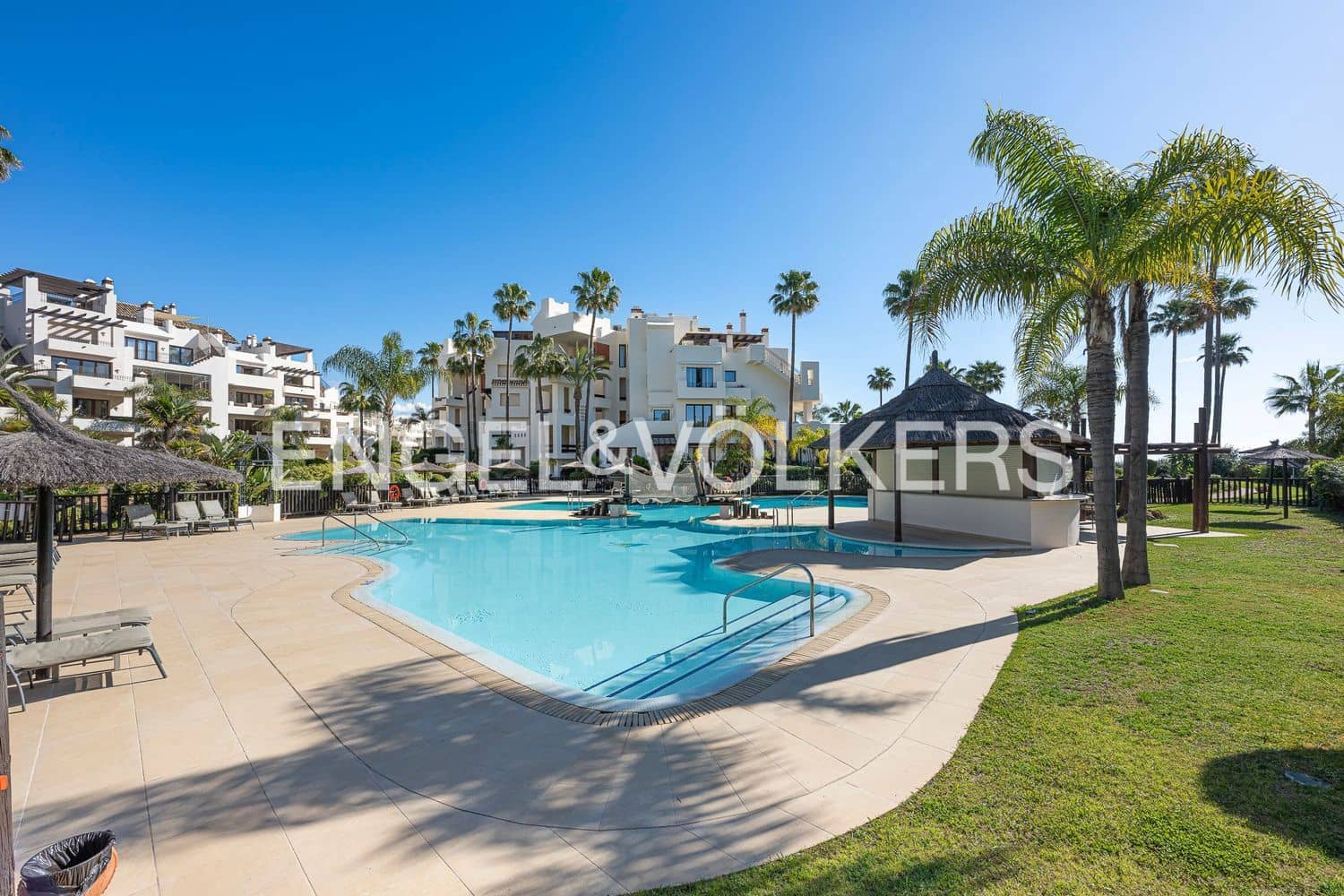 Apartamento de 3 habitaciones en Estepona en venta con piscina garaje - 1.995.000 € (Ref: 9733519)