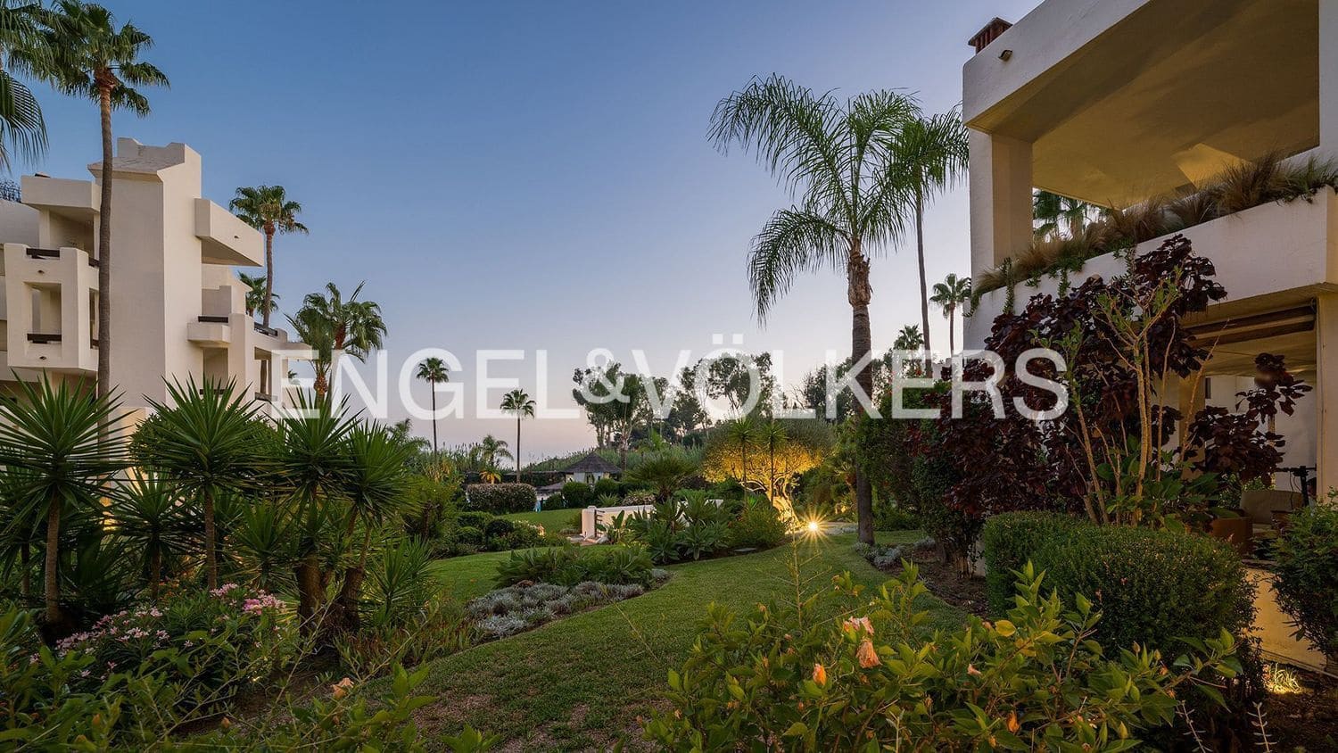 Apartamento de 3 habitaciones en Estepona en venta con piscina garaje - 1.995.000 € (Ref: 9733519)