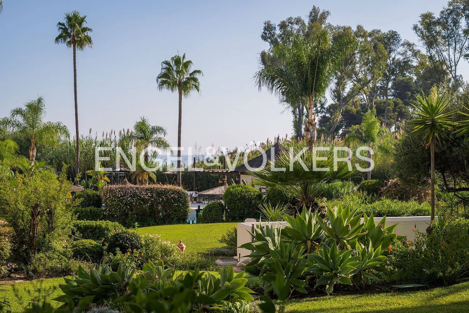 Apartamento de 3 habitaciones en Estepona en venta con piscina garaje - 1.995.000 € (Ref: 9733519)