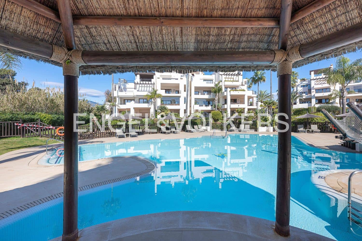 Apartamento de 3 habitaciones en Estepona en venta con piscina garaje - 1.995.000 € (Ref: 9733519)