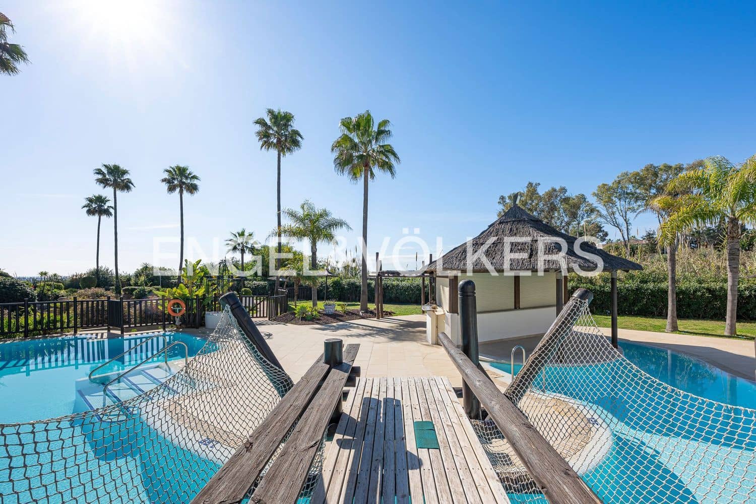 Apartamento de 3 habitaciones en Estepona en venta con piscina garaje - 1.995.000 € (Ref: 9733519)