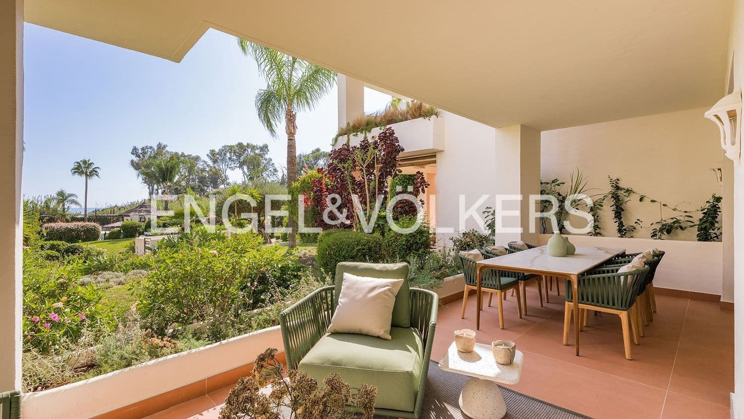 Apartamento de 3 habitaciones en Estepona en venta con piscina garaje - 1.995.000 € (Ref: 9733519)