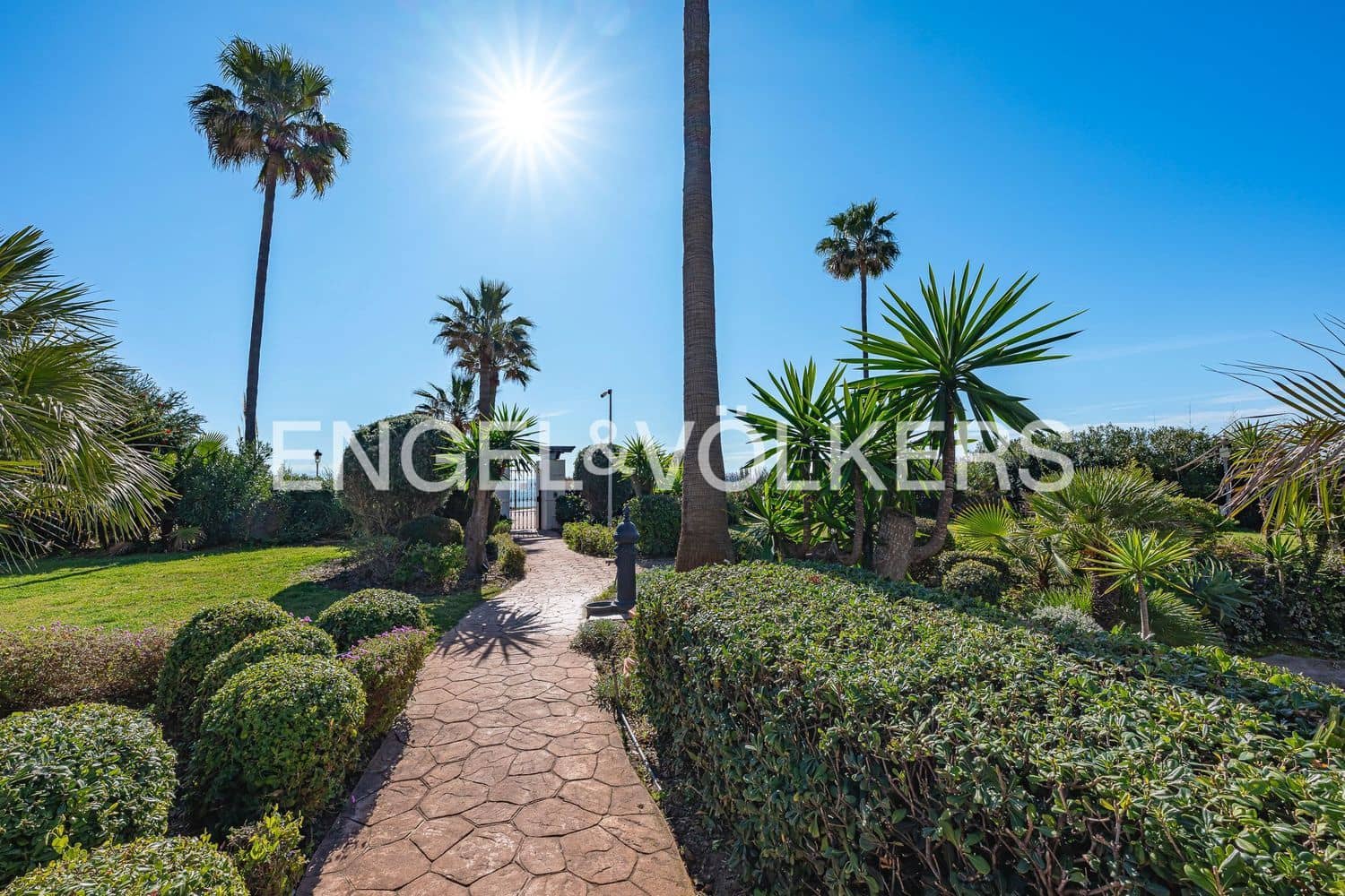 Apartamento de 3 habitaciones en Estepona en venta con piscina garaje - 1.995.000 € (Ref: 9733519)