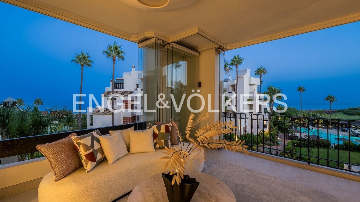 3 quarto Apartamento para venda em Estepona com piscina garagem - 1 995 000 € (Ref: 9733521)