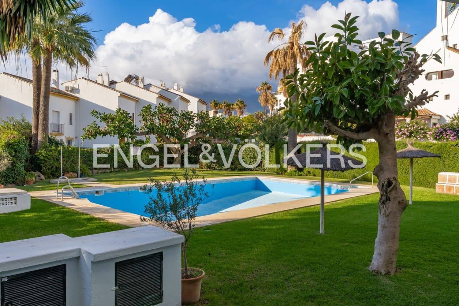 3 bedroom Apartment for sale in Estepona with pool garage - € 430,000 (Ref: 9733522)