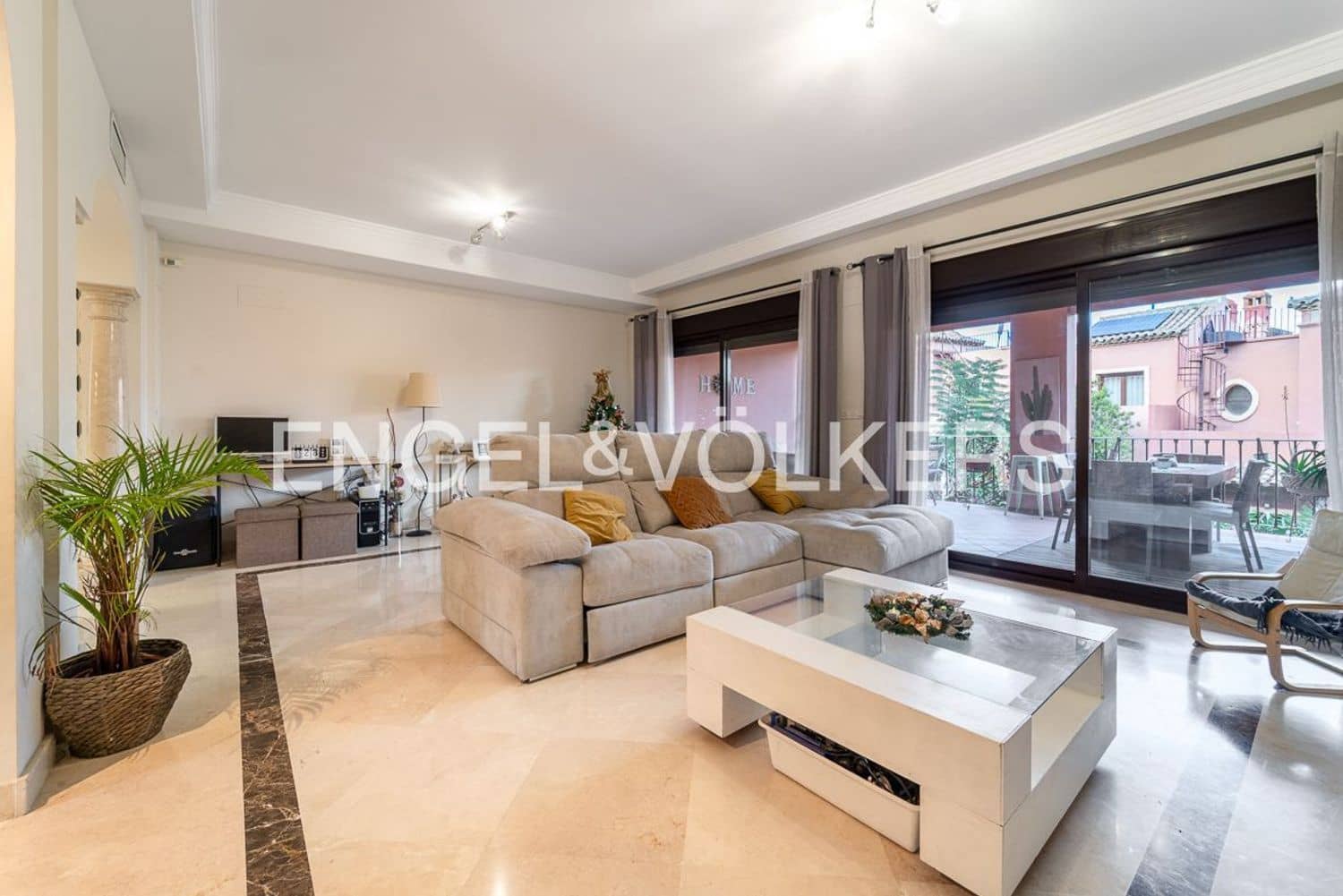 4 quarto Casa em Banda para venda em Estepona com garagem - 665 000 € (Ref: 9733524)