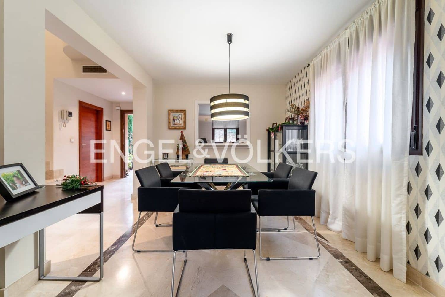 4 quarto Casa em Banda para venda em Estepona com garagem - 665 000 € (Ref: 9733524)