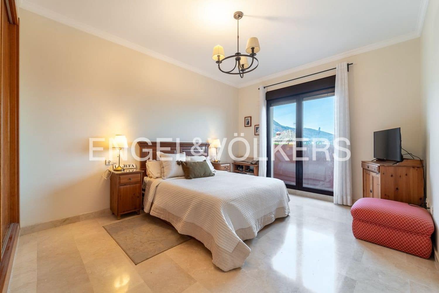 4 quarto Casa em Banda para venda em Estepona com garagem - 665 000 € (Ref: 9733524)