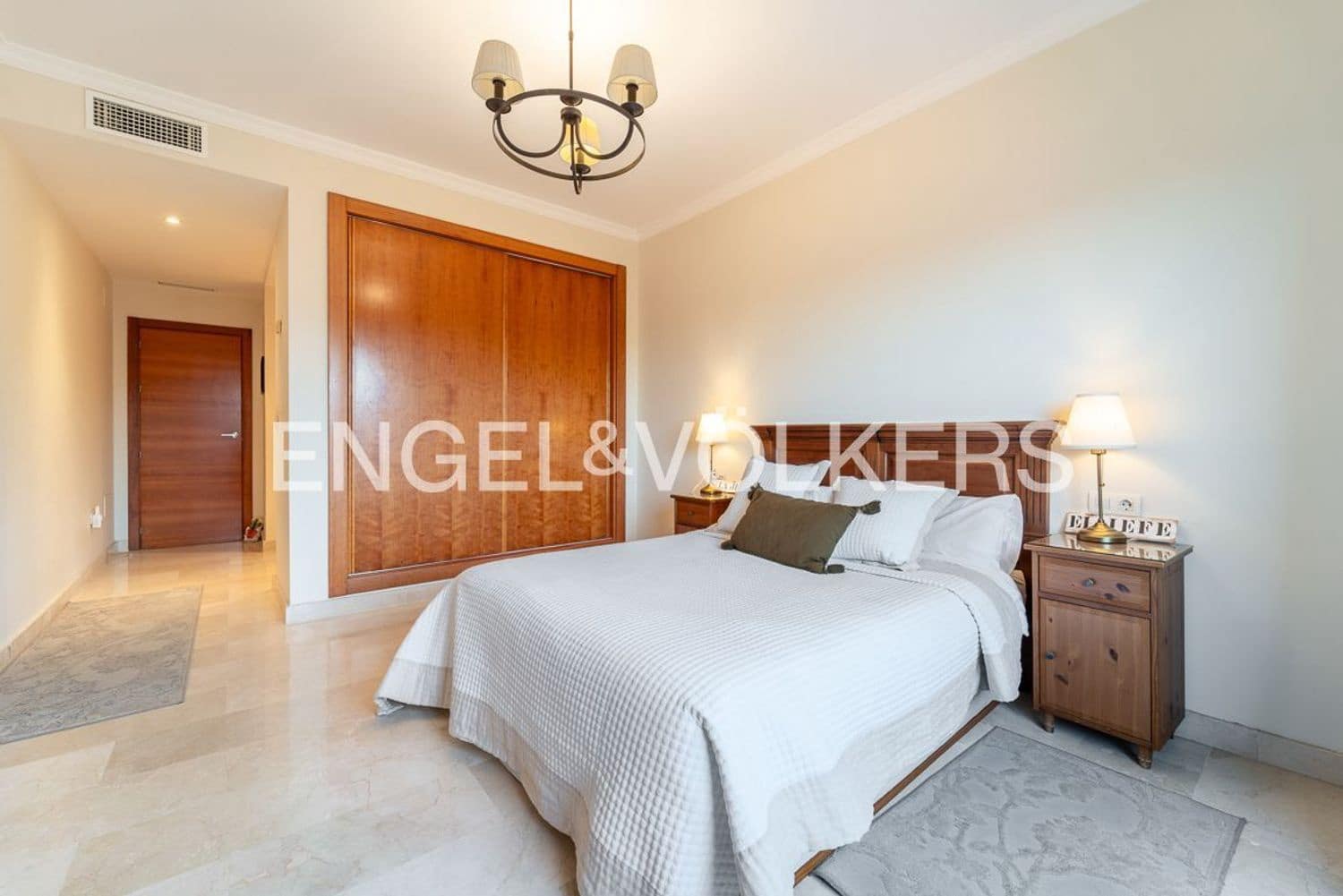 4 quarto Casa em Banda para venda em Estepona com garagem - 665 000 € (Ref: 9733524)