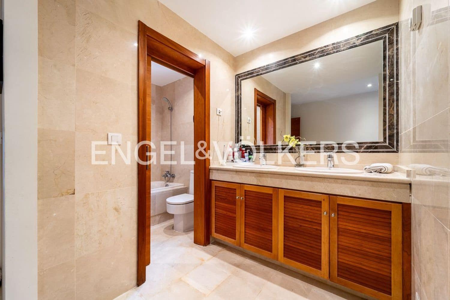 4 quarto Casa em Banda para venda em Estepona com garagem - 665 000 € (Ref: 9733524)