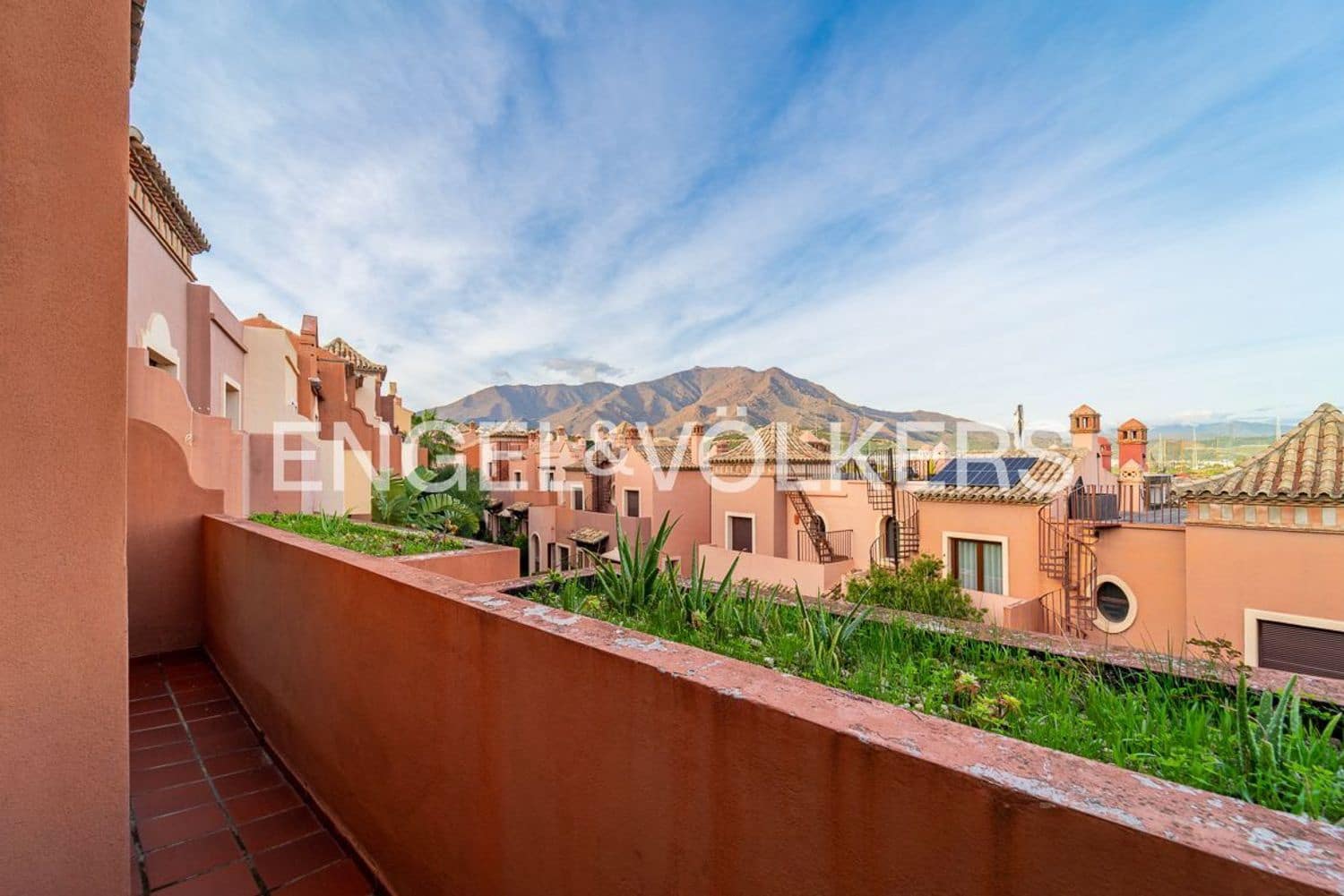 4 quarto Casa em Banda para venda em Estepona com garagem - 665 000 € (Ref: 9733524)