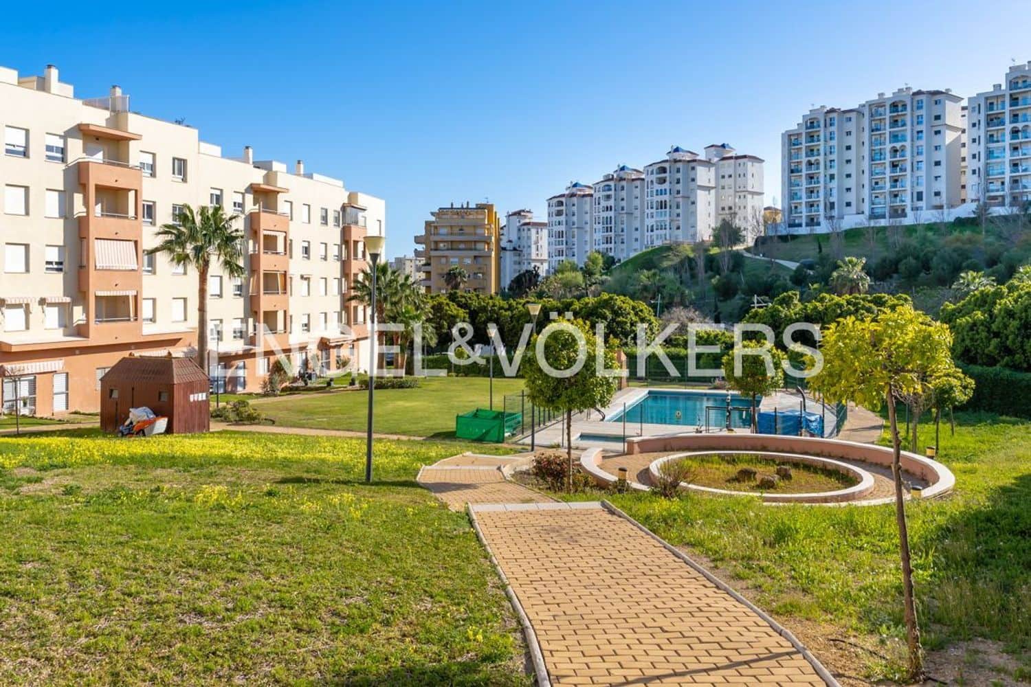 3 chambre Appartement à vendre à Estepona avec piscine garage - 425 000 € (Ref: 9733532)