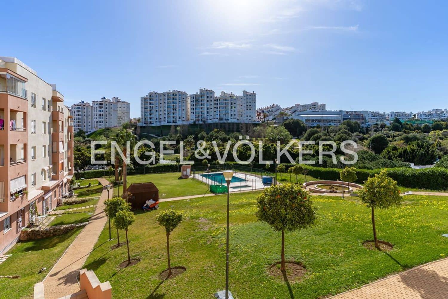 3 chambre Appartement à vendre à Estepona avec piscine garage - 425 000 € (Ref: 9733532)