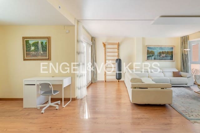 3 makuuhuone Omakotitalo myytävänä paikassa Altos de Estepona, Estepona mukana uima-altaan 
autotalli - 429 000 € (Ref: 9733533)