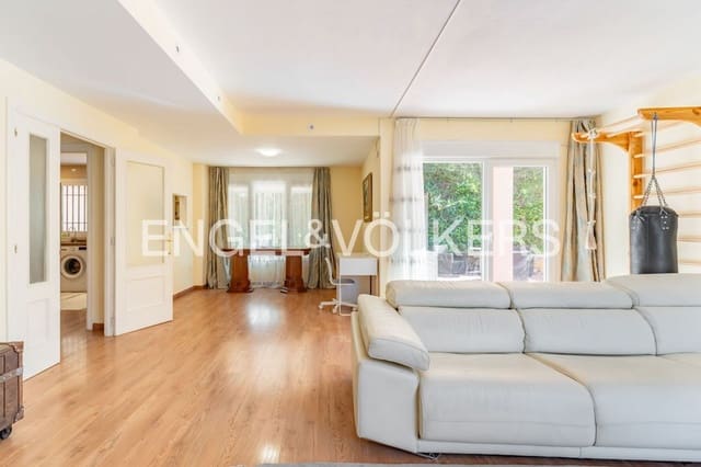 3 makuuhuone Omakotitalo myytävänä paikassa Altos de Estepona, Estepona mukana uima-altaan 
autotalli - 429 000 € (Ref: 9733533)