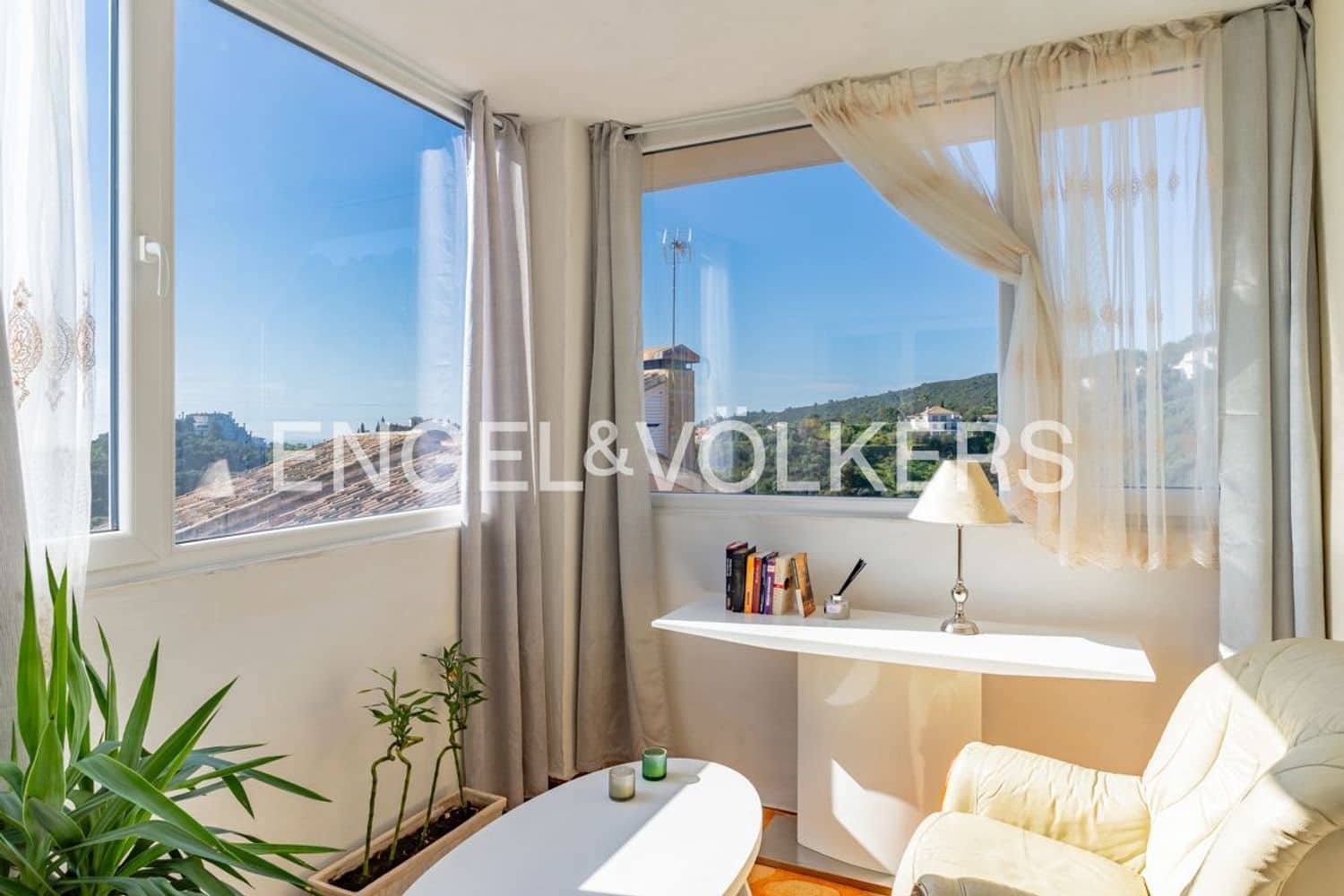 3 makuuhuone Omakotitalo myytävänä paikassa Estepona mukana uima-altaan 
autotalli - 429 000 € (Ref: 9733533)