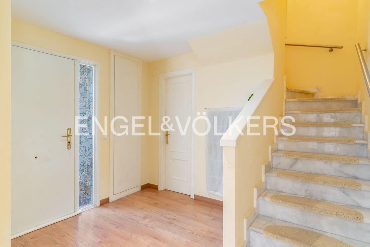 3 makuuhuone Omakotitalo myytävänä paikassa Estepona mukana uima-altaan 
autotalli - 429 000 € (Ref: 9733533)