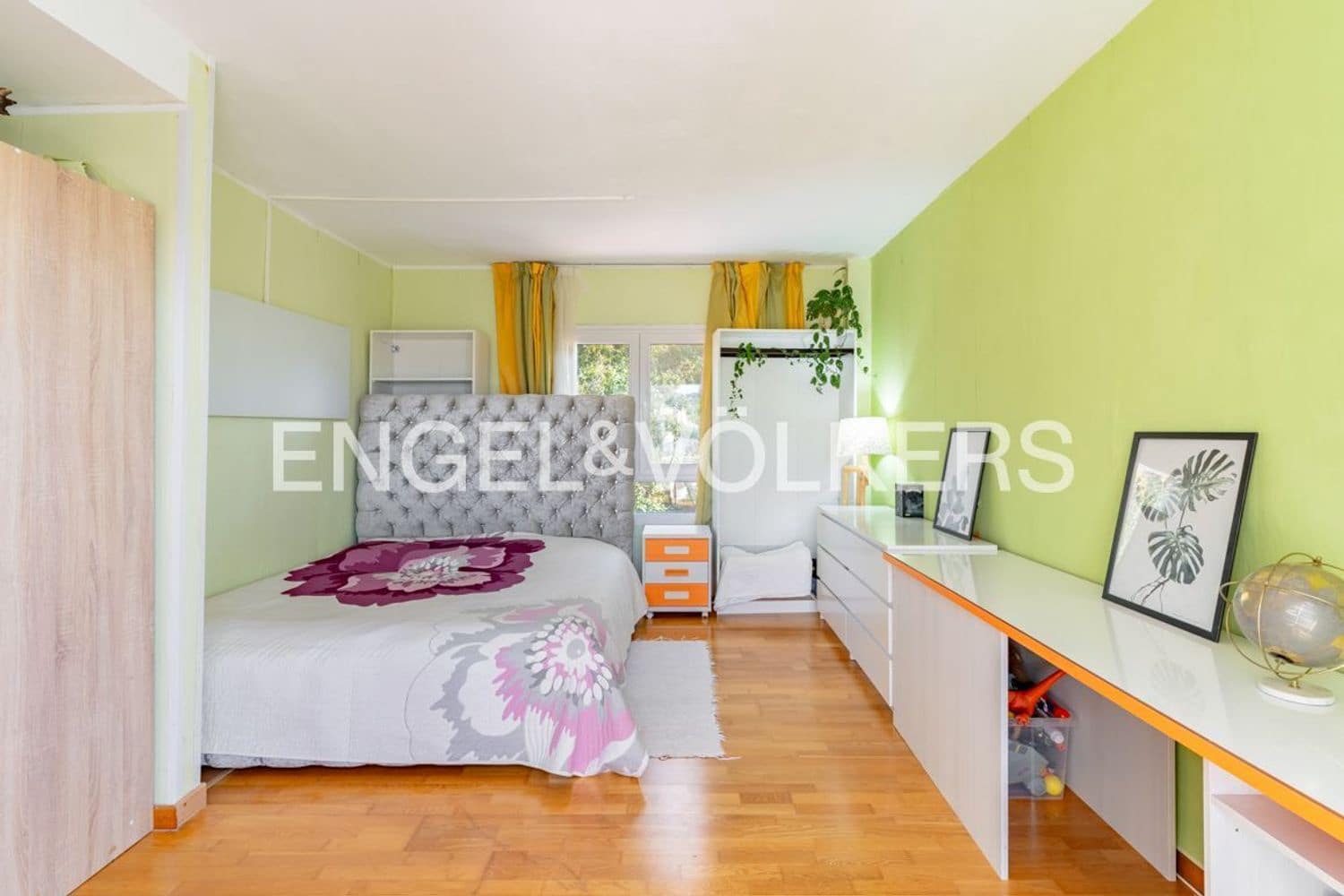 3 makuuhuone Omakotitalo myytävänä paikassa Estepona mukana uima-altaan 
autotalli - 429 000 € (Ref: 9733533)