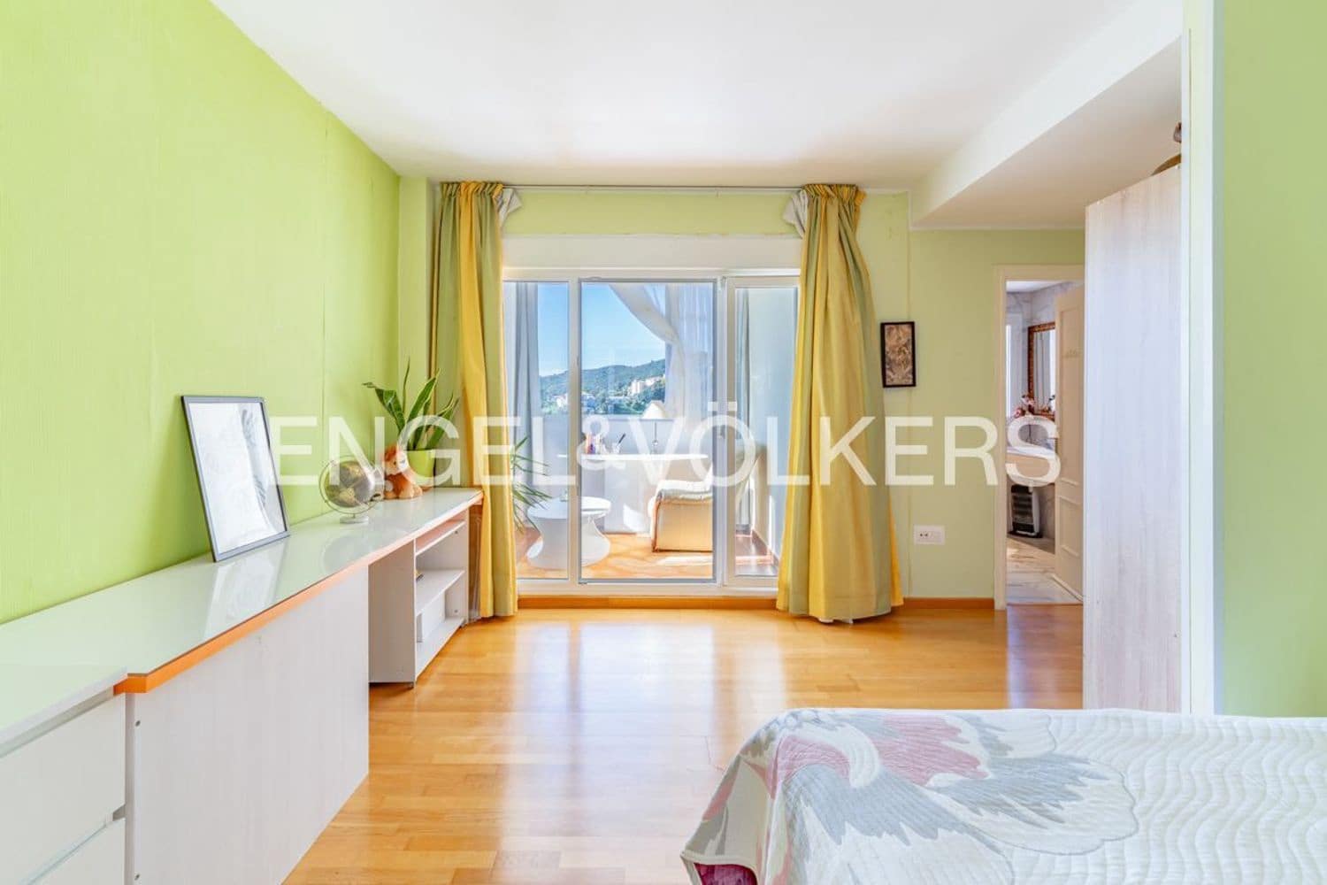 3 makuuhuone Omakotitalo myytävänä paikassa Estepona mukana uima-altaan 
autotalli - 429 000 € (Ref: 9733533)