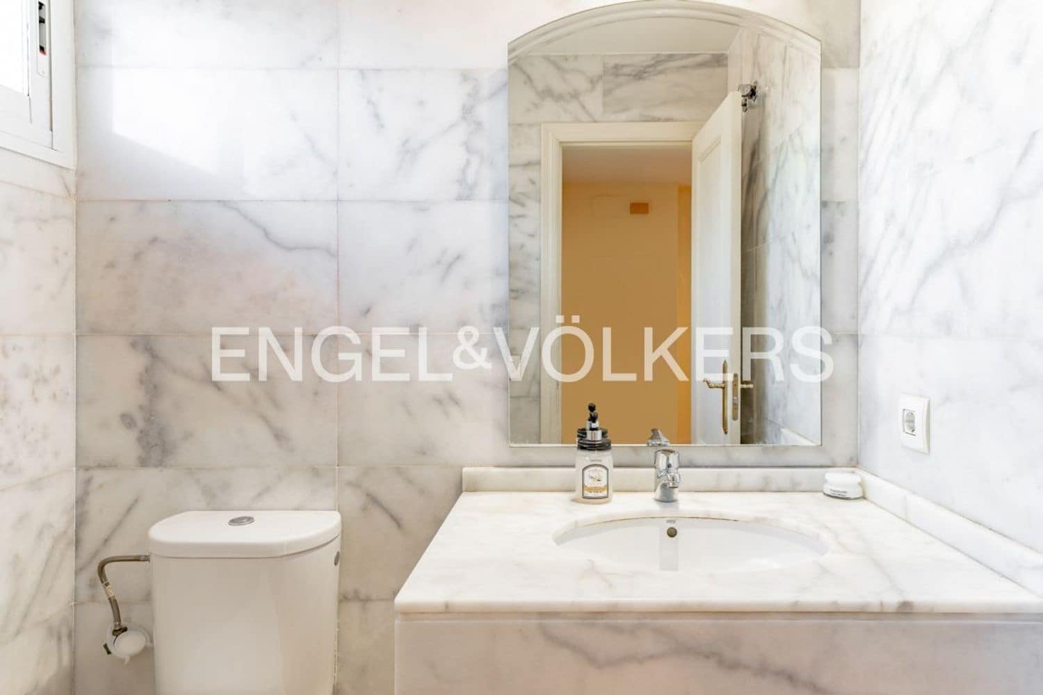 3 makuuhuone Omakotitalo myytävänä paikassa Estepona mukana uima-altaan 
autotalli - 429 000 € (Ref: 9733533)