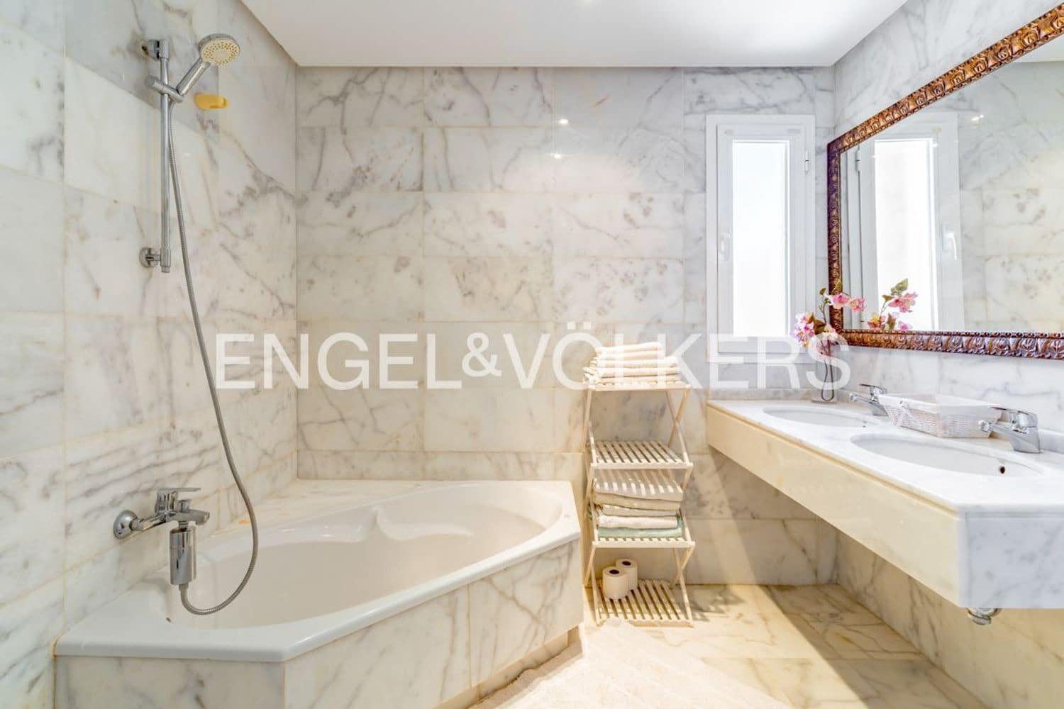 3 makuuhuone Omakotitalo myytävänä paikassa Estepona mukana uima-altaan 
autotalli - 429 000 € (Ref: 9733533)