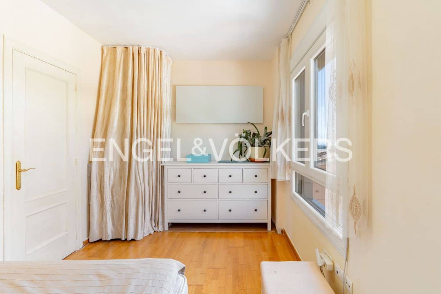 3 makuuhuone Omakotitalo myytävänä paikassa Estepona mukana uima-altaan 
autotalli - 429 000 € (Ref: 9733533)