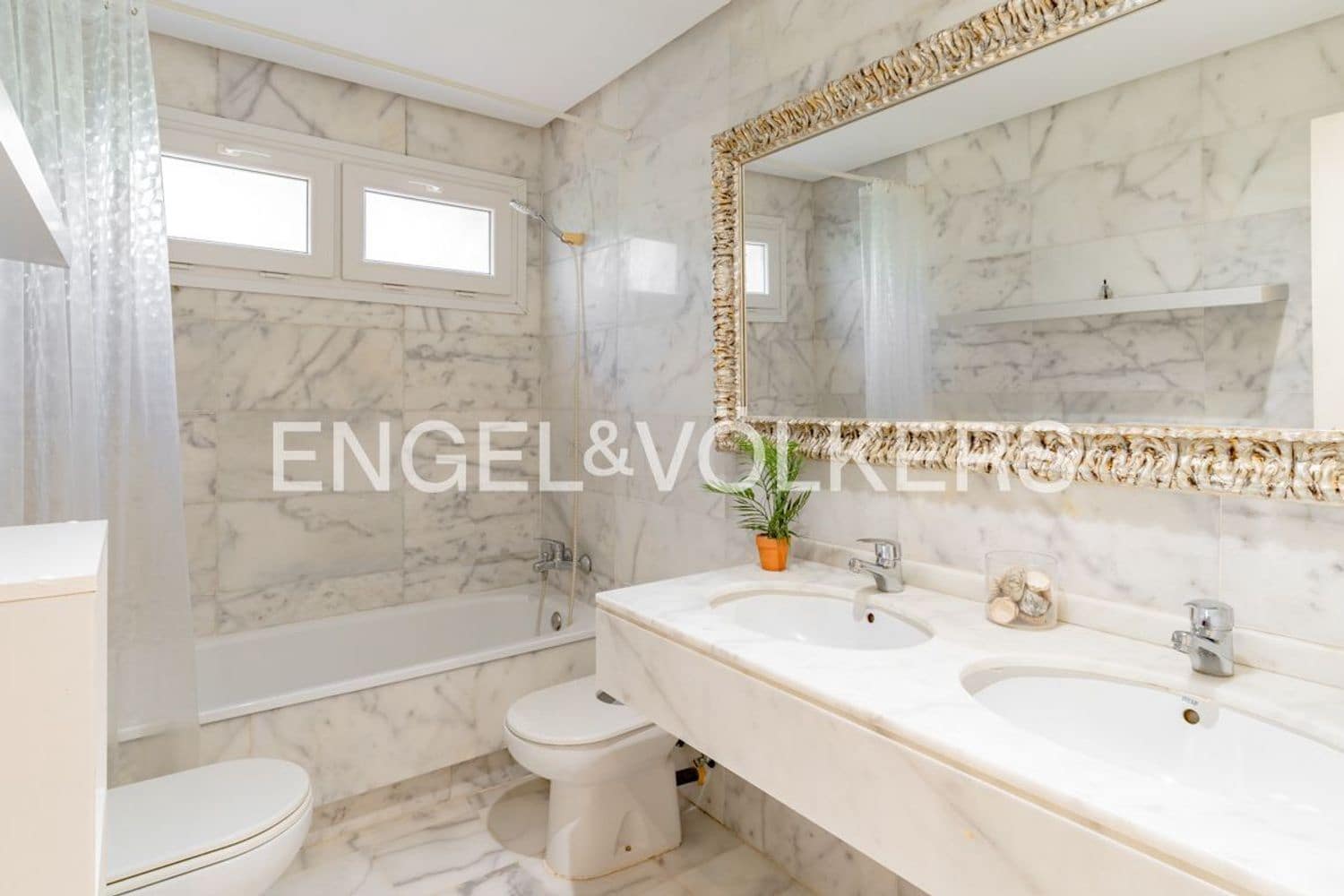 3 makuuhuone Omakotitalo myytävänä paikassa Estepona mukana uima-altaan 
autotalli - 429 000 € (Ref: 9733533)