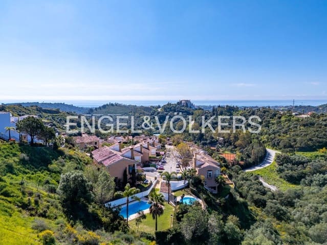 3 makuuhuone Omakotitalo myytävänä paikassa Altos de Estepona, Estepona mukana uima-altaan 
autotalli - 429 000 € (Ref: 9733533)