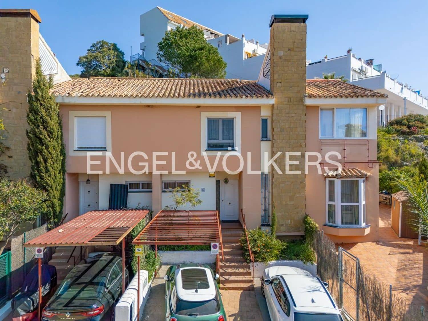 3 makuuhuone Omakotitalo myytävänä paikassa Estepona mukana uima-altaan 
autotalli - 429 000 € (Ref: 9733533)