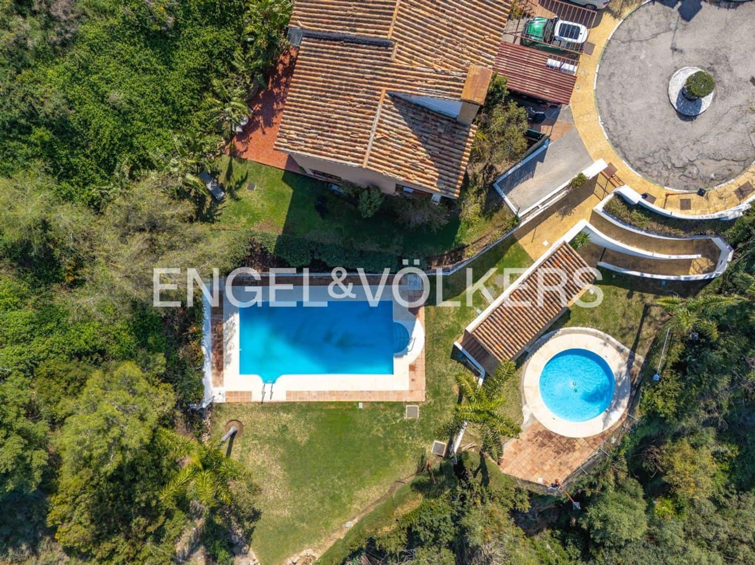 3 makuuhuone Omakotitalo myytävänä paikassa Estepona mukana uima-altaan 
autotalli - 429 000 € (Ref: 9733533)