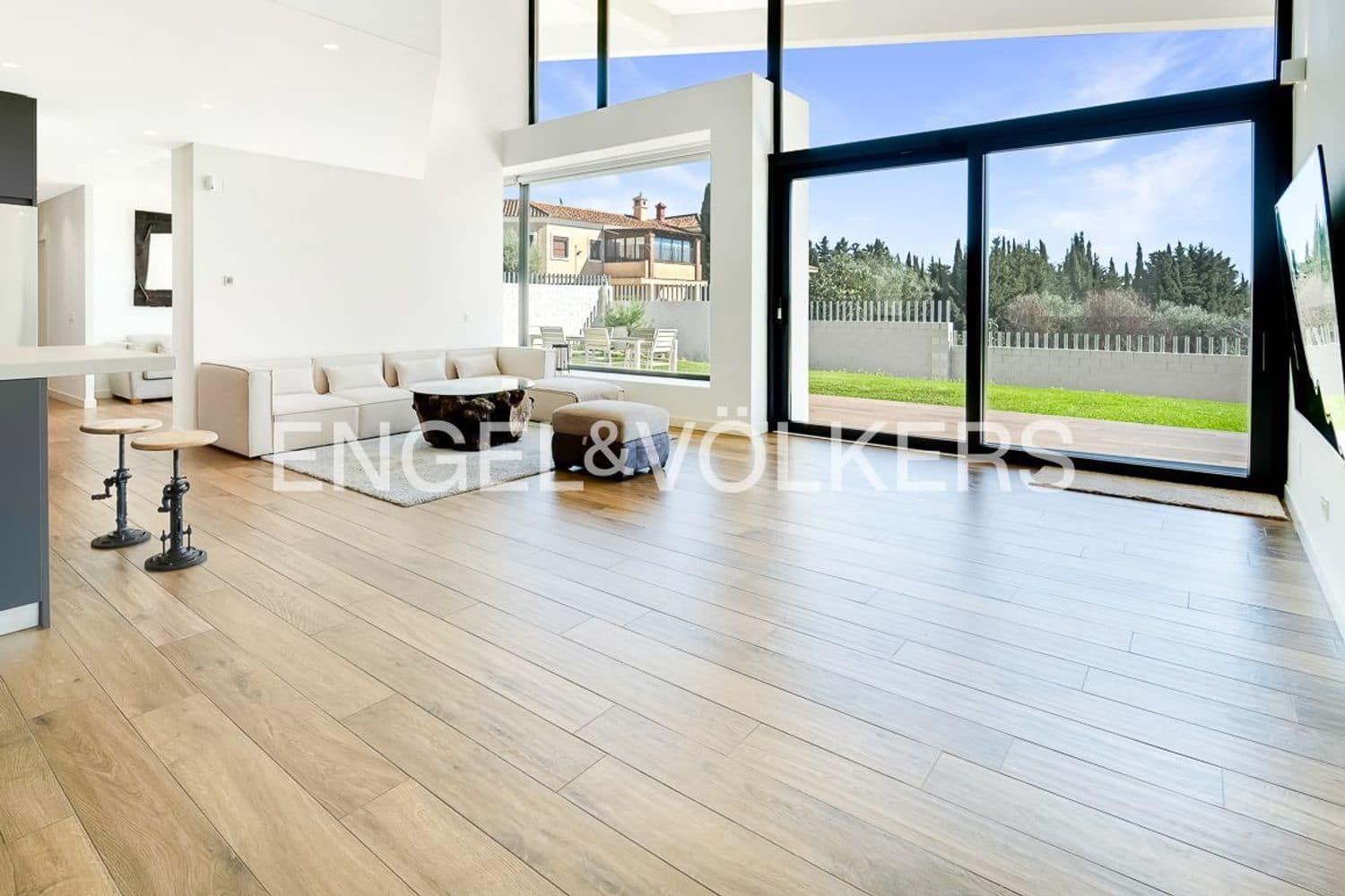 3 bedroom Villa for sale in Estepona with pool garage - € 2,190,000 (Ref: 9733534)