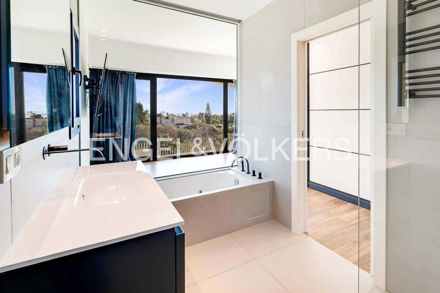 3 bedroom Villa for sale in Estepona with pool garage - € 2,190,000 (Ref: 9733534)