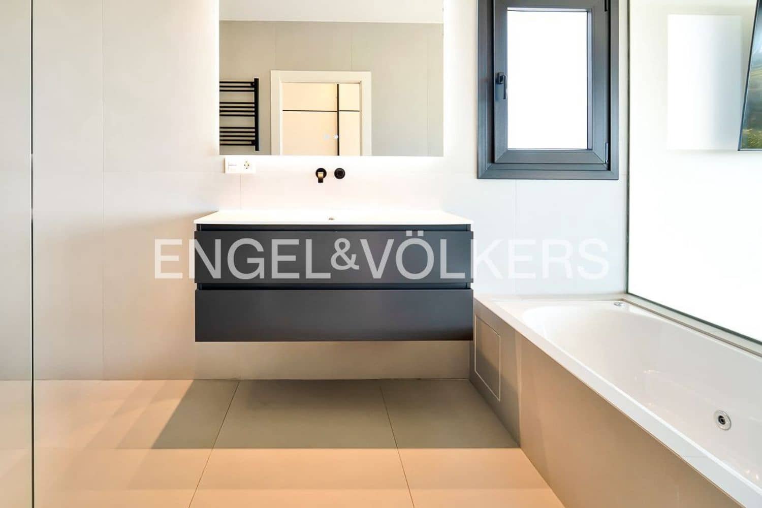 3 bedroom Villa for sale in Estepona with pool garage - € 2,190,000 (Ref: 9733534)