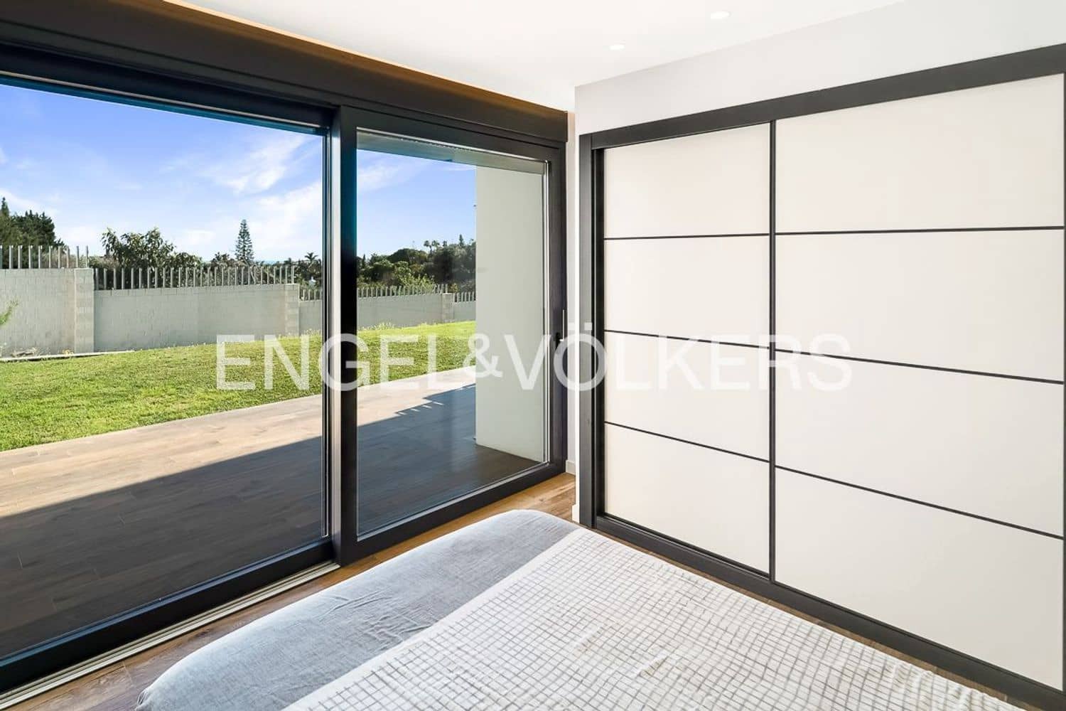 3 bedroom Villa for sale in Estepona with pool garage - € 2,190,000 (Ref: 9733534)