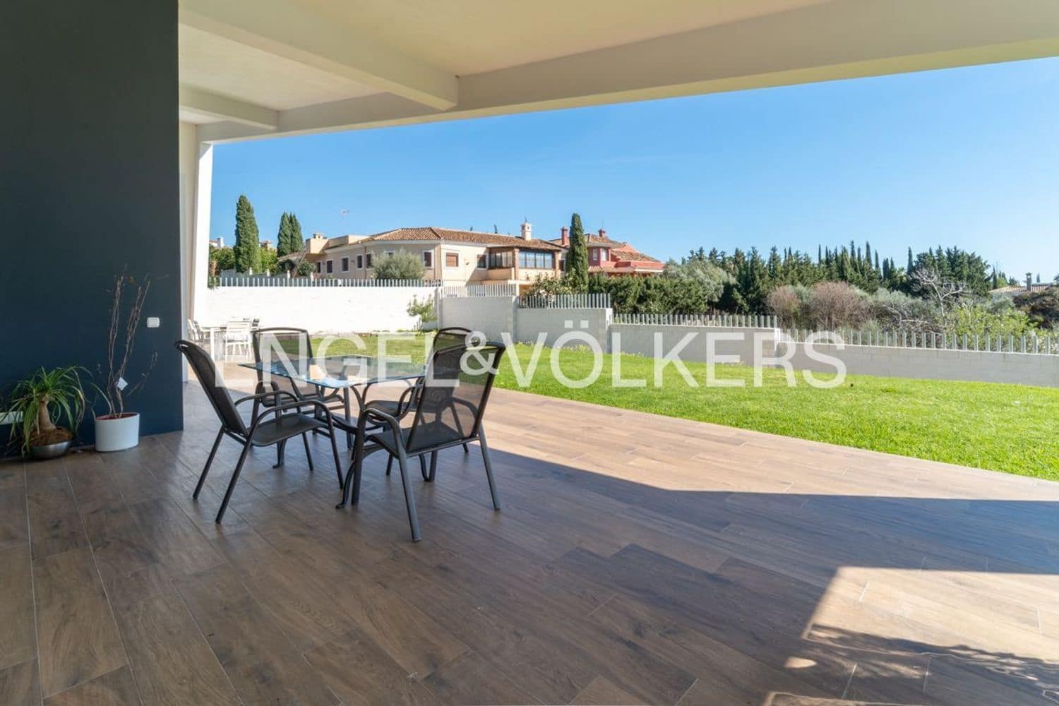 3 bedroom Villa for sale in Estepona with pool garage - € 2,190,000 (Ref: 9733534)