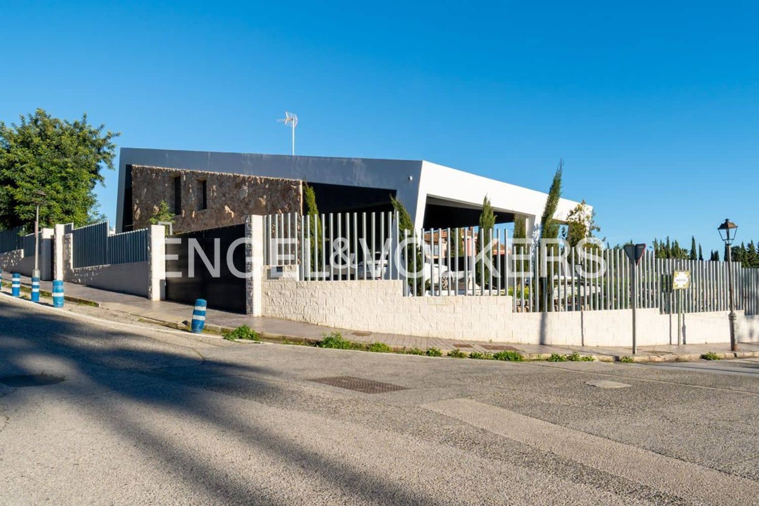 3 bedroom Villa for sale in Estepona with pool garage - € 2,190,000 (Ref: 9733534)