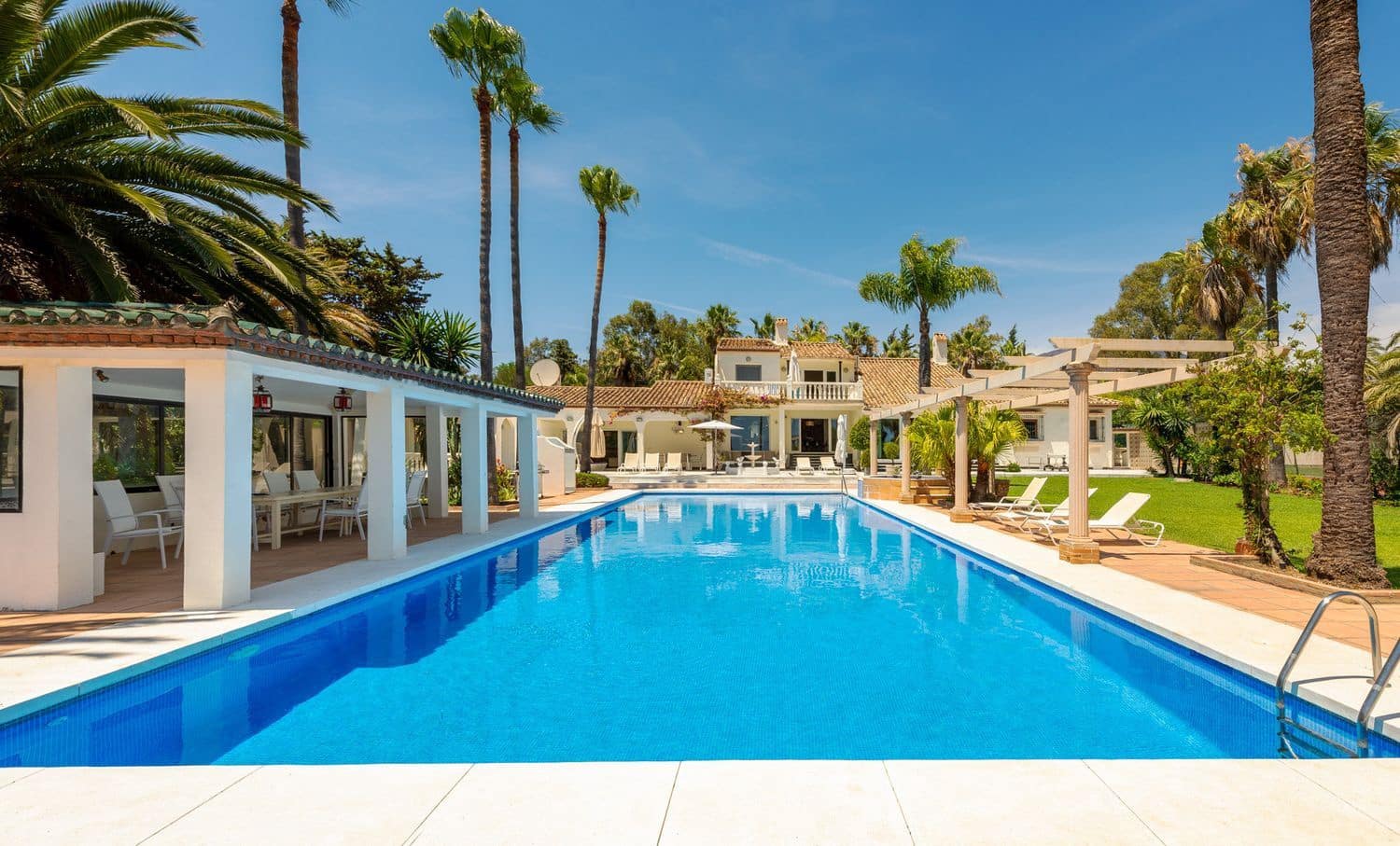 6 soverom Villa til salgs i Estepona med svømmebasseng garasje - € 10 000 000 (Ref: 9733535)