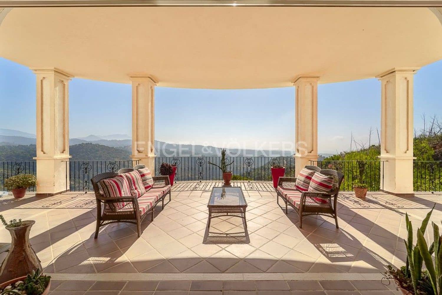 7 bedroom Villa for sale in Estepona with pool garage - € 2,300,000 (Ref: 9733536)