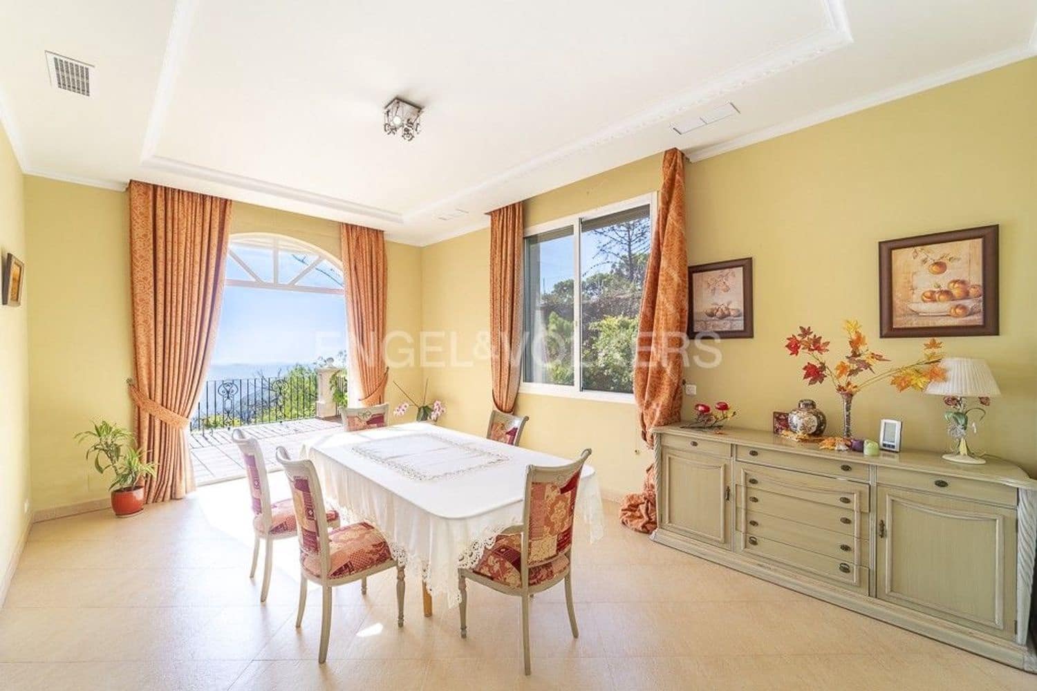 7 bedroom Villa for sale in Estepona with pool garage - € 2,300,000 (Ref: 9733536)