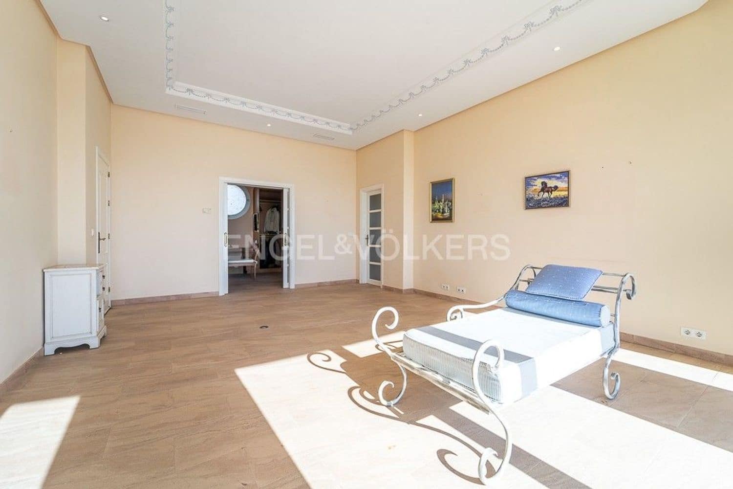 7 bedroom Villa for sale in Estepona with pool garage - € 2,300,000 (Ref: 9733536)