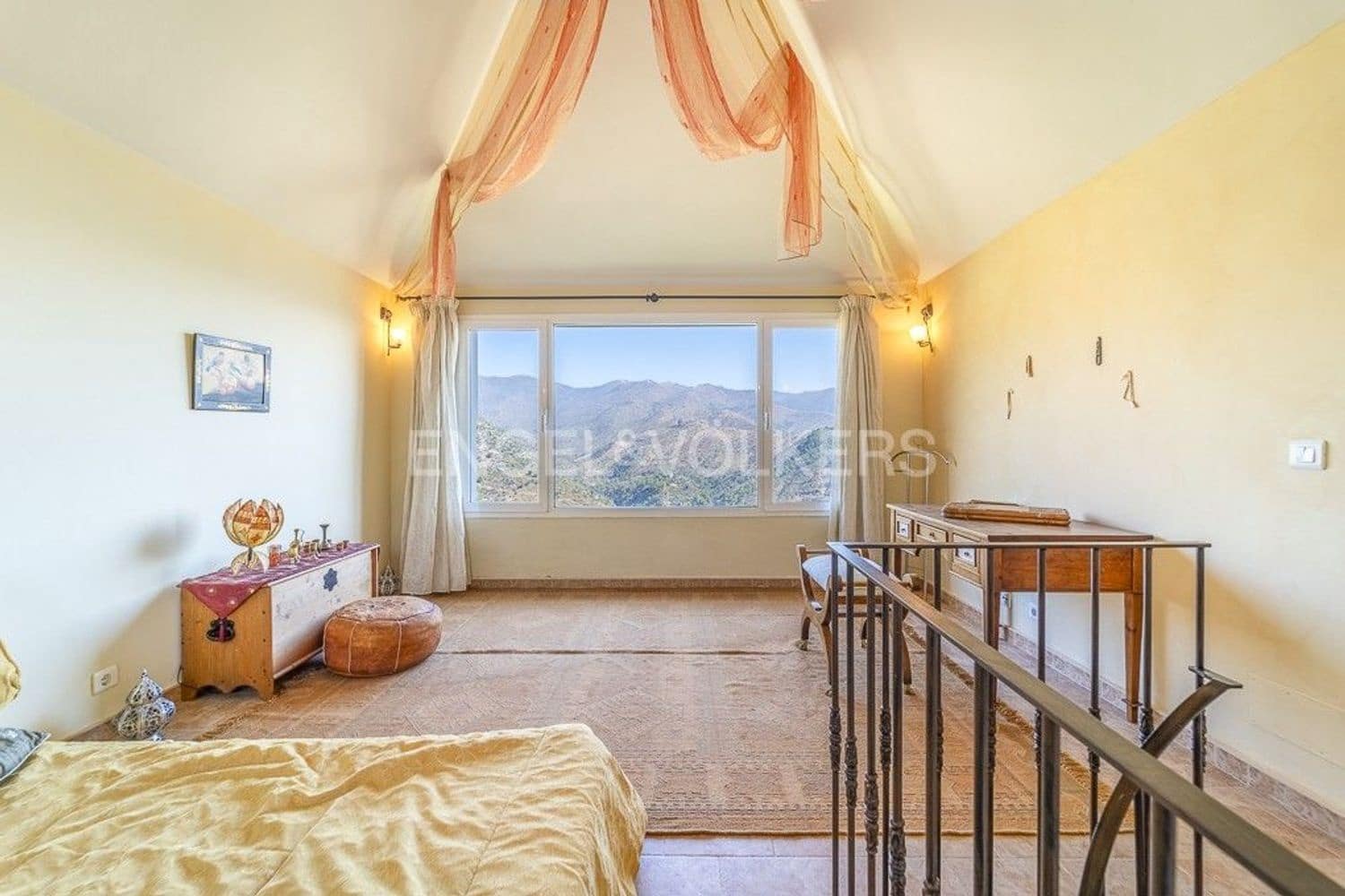 7 bedroom Villa for sale in Estepona with pool garage - € 2,300,000 (Ref: 9733536)