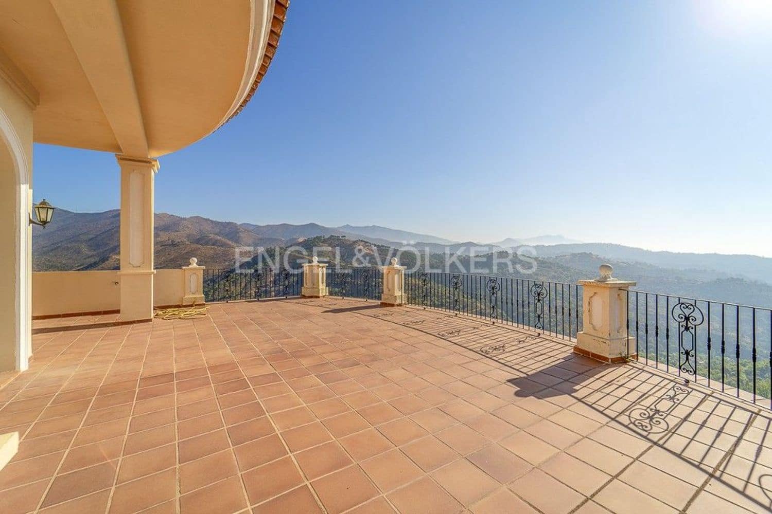 7 bedroom Villa for sale in Estepona with pool garage - € 2,300,000 (Ref: 9733536)