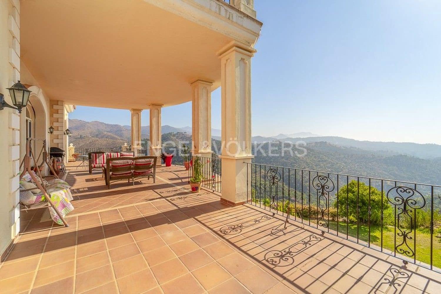 7 bedroom Villa for sale in Estepona with pool garage - € 2,300,000 (Ref: 9733536)