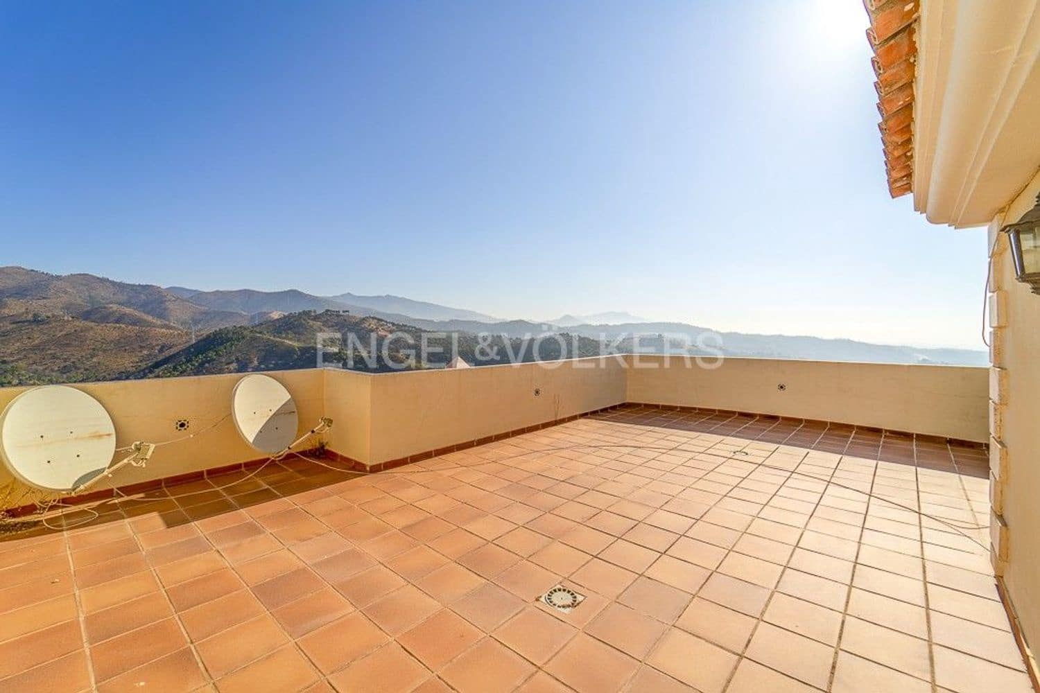 7 bedroom Villa for sale in Estepona with pool garage - € 2,300,000 (Ref: 9733536)