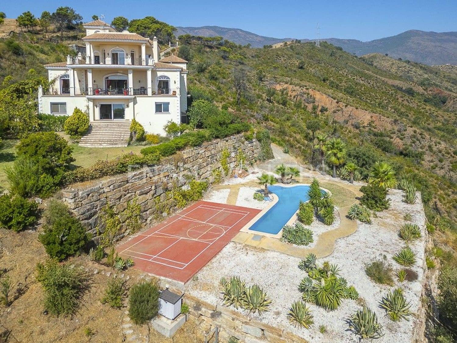 7 bedroom Villa for sale in Estepona with pool garage - € 2,300,000 (Ref: 9733536)