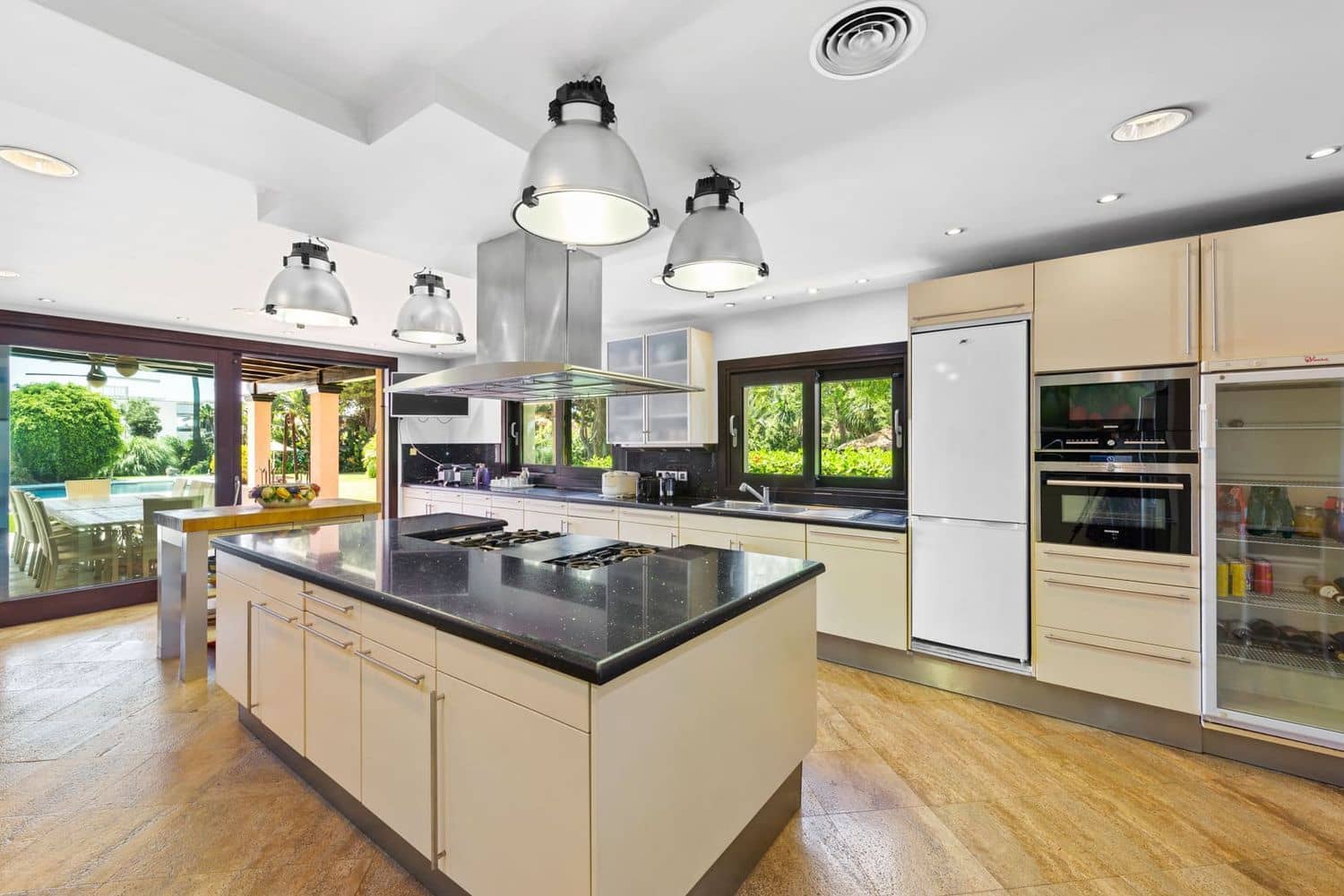 11 bedroom Villa for sale in El Paraiso with pool garage - € 13,500,000 (Ref: 9733537)